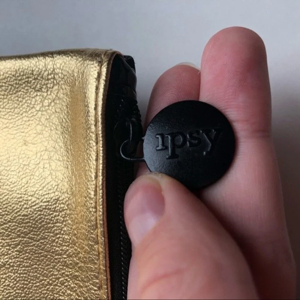 Ipsy Gold Cosmetic Bag NWOT OS Chic Cute Party Date Night